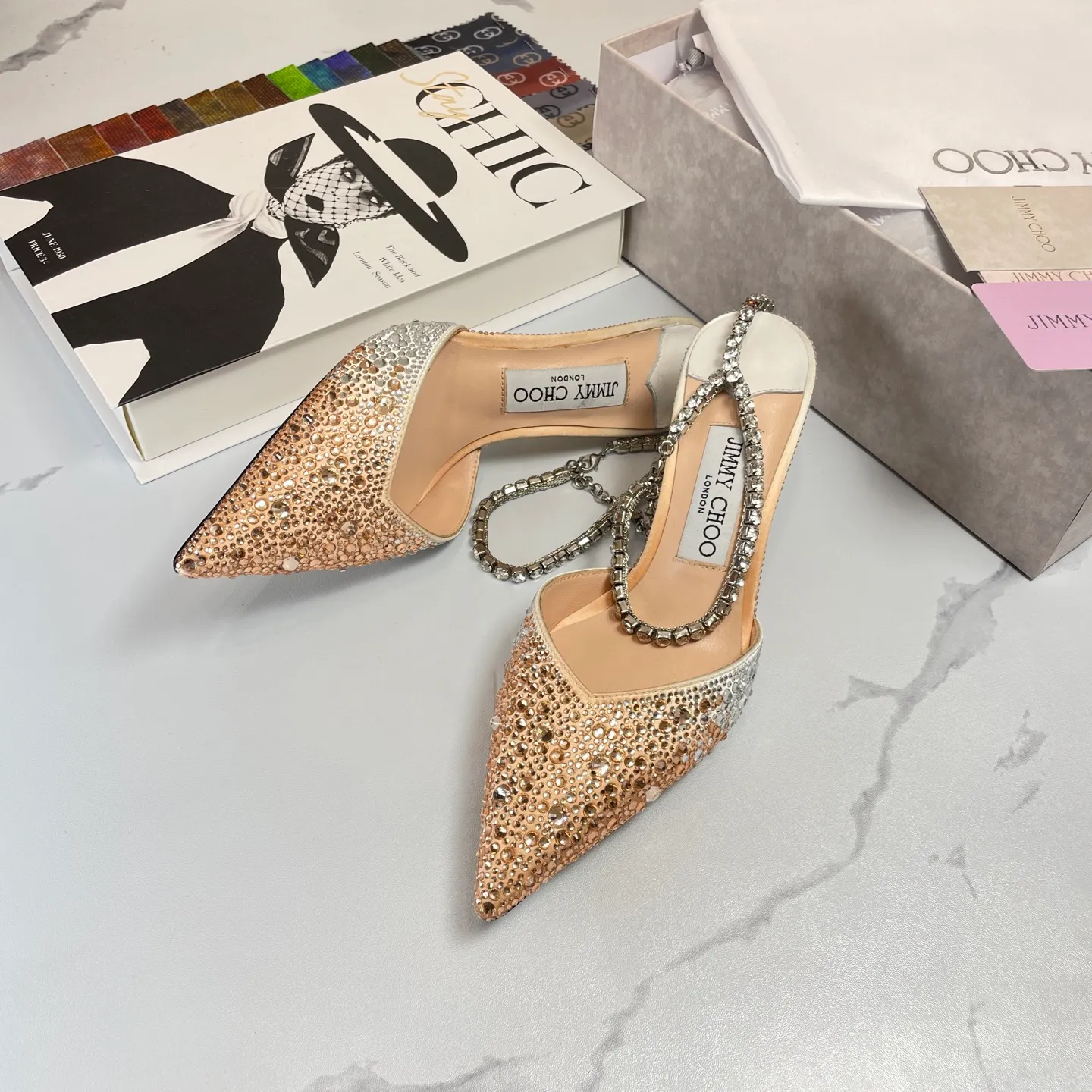 👟👟Ex-factory price 680👟👟 Jimmy Choo/Jimmy Choo classic diamond chain pointed toe crystal high-heeled sandals. Excellent crystal shoes, so beautiful that you can't take your eyes away. The shape of the shoes is very delicate, not too narrow and long. The internal space is sufficient, allowing the toes to relax enough. The rhinestones outline a charming arc on the instep, which is simply beautiful. It has a 360-degree surrounding fairy atmosphere, gorgeous but not exaggerated! ! The fabric is made of imported silk, with imported sheepskin lining. Customized A-grade Italian genuine leather sole. Heel height: 6.5 or 8.5. Size: 35-40 (41, 42, 43 customized, non-refundable)